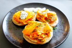 Karottenlachs mit Buchweizen Pancakes