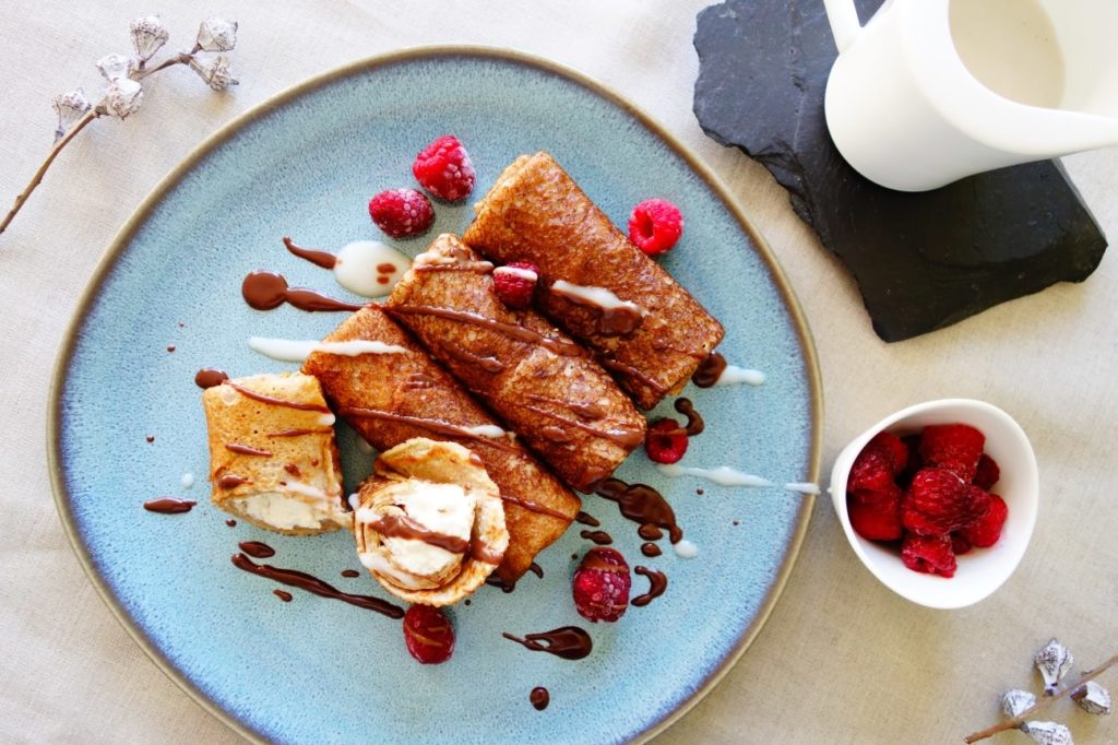 Gefüllte Blinis mit Tworog und Vanillesoße