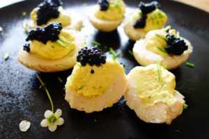 Vegane Russische Eier aufgeschnitten mit Kaviar